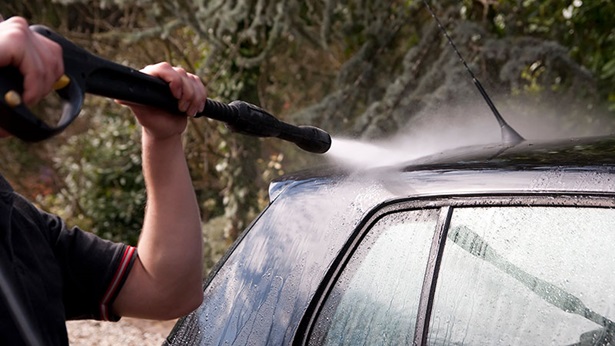 mag gebruikt hogedrukreiniger om auto te wassen